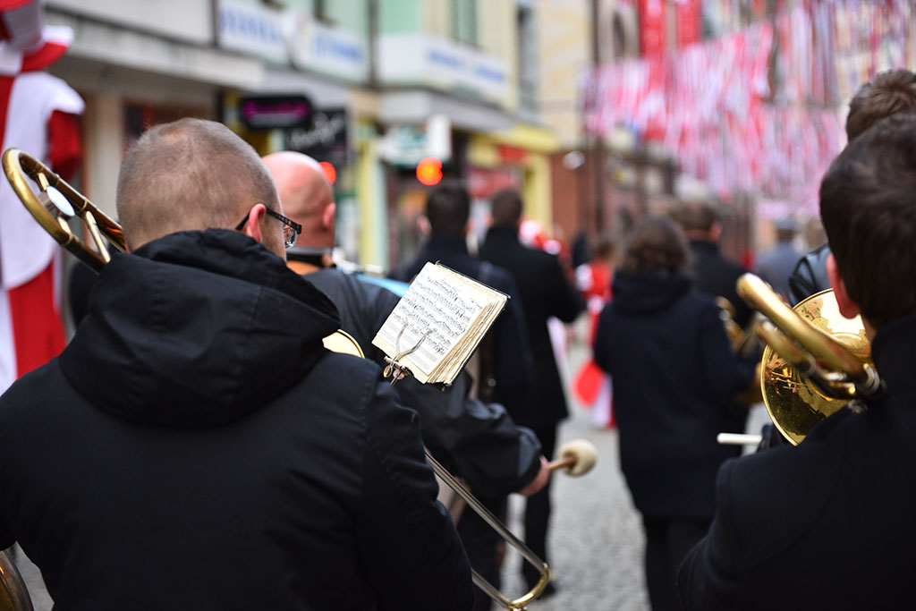 Tradycyjny Korowód Niepodległości i żywa flaga w centrum Legnicy