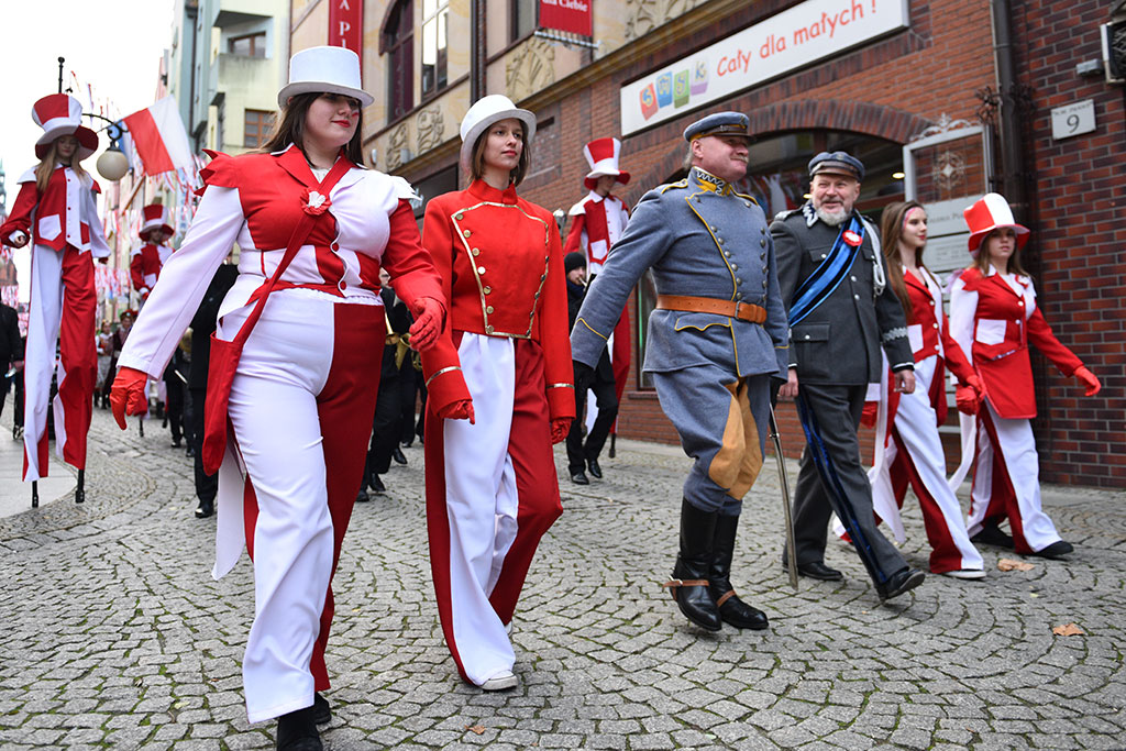 Tradycyjny Korowód Niepodległości i żywa flaga w centrum Legnicy