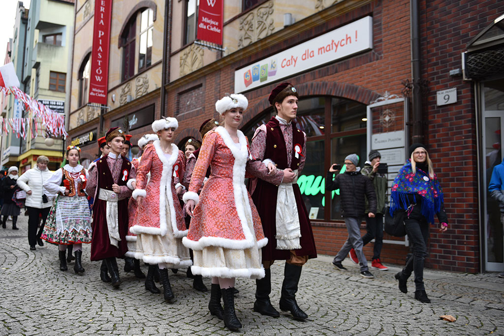 Tradycyjny Korowód Niepodległości i żywa flaga w centrum Legnicy