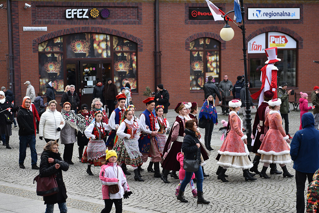 Tradycyjny Korowód Niepodległości i żywa flaga w centrum Legnicy