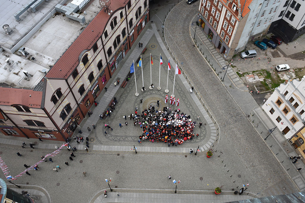 Tradycyjny Korowód Niepodległości i żywa flaga w centrum Legnicy