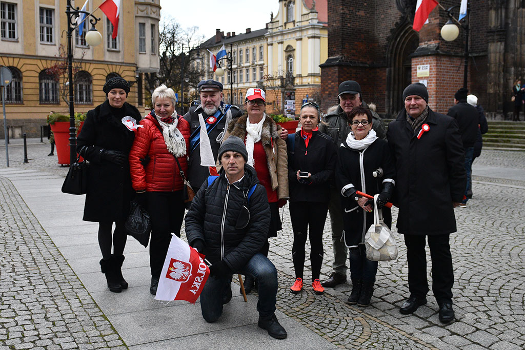 Tradycyjny Korowód Niepodległości i żywa flaga w centrum Legnicy