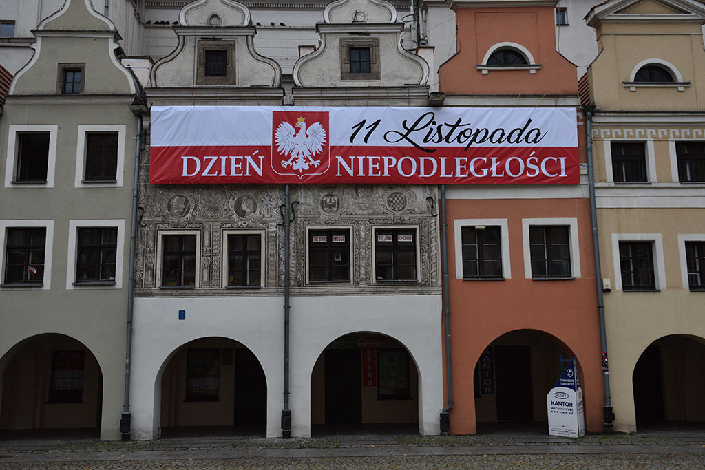 Tradycyjny Korowód Niepodległości i żywa flaga w centrum Legnicy