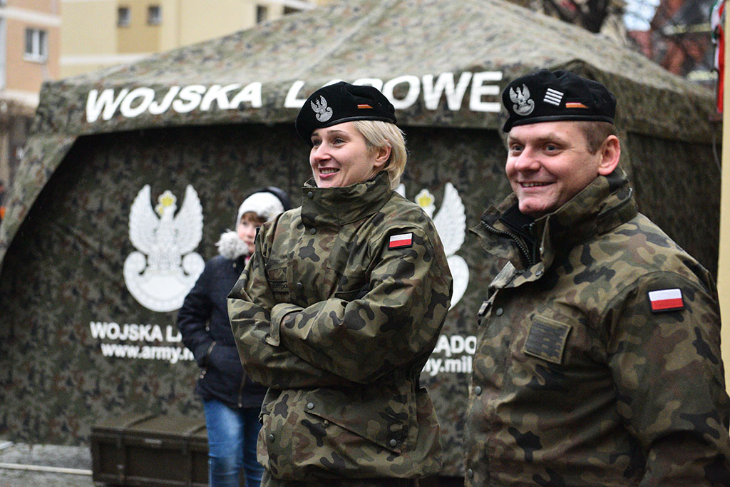 Tradycyjny Korowód Niepodległości i żywa flaga w centrum Legnicy