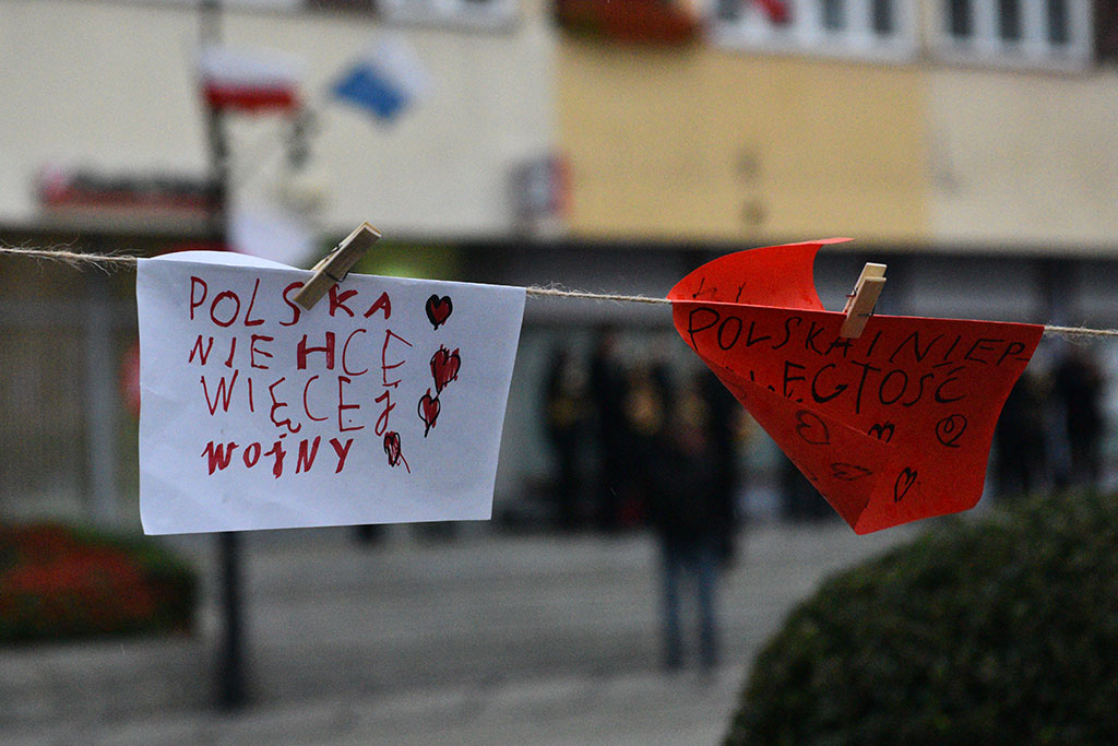 Tradycyjny Korowód Niepodległości i żywa flaga w centrum Legnicy