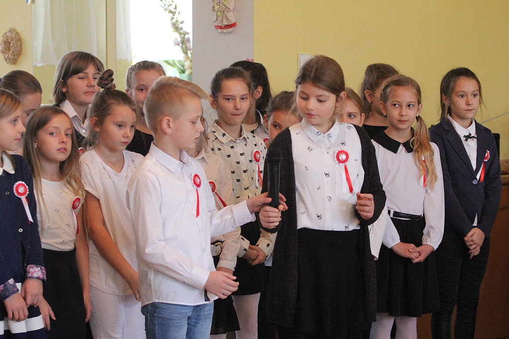 Program patriotyczny w wykonaniu uczniów SP nr 18