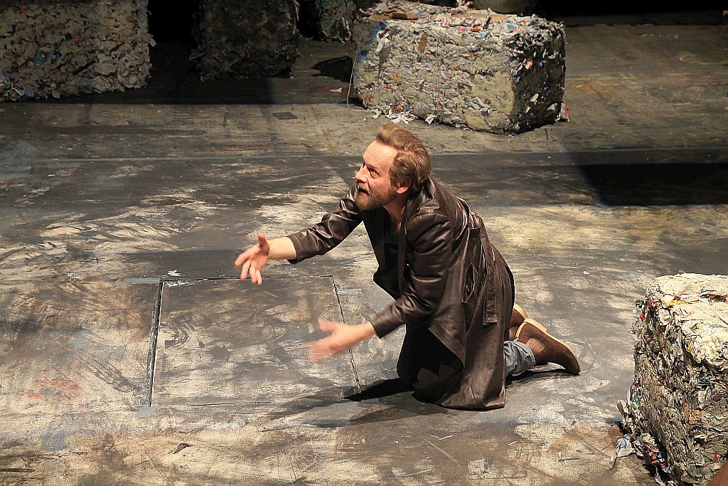 Biesy w reżyserii Jacka Głomba na jubileusz teatralny