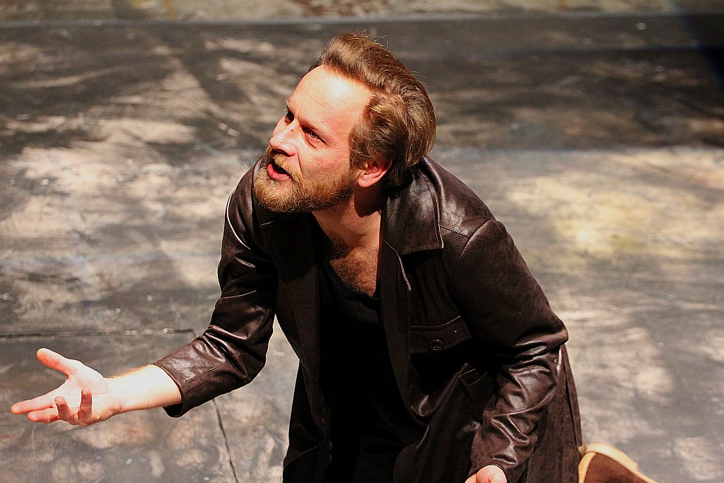 Biesy w reżyserii Jacka Głomba na jubileusz teatralny