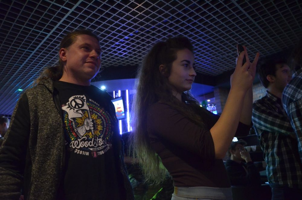 Emple i The Tiles zaśpiewały dla publiczności w kręgielni