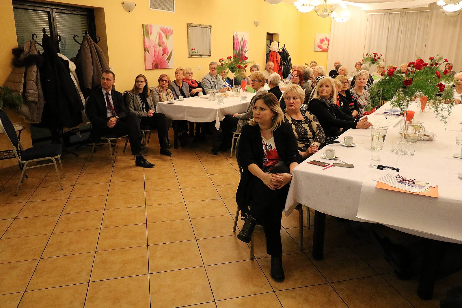Legniccy seniorzy debatowali w Parnasiku o dialogu obywatelskim