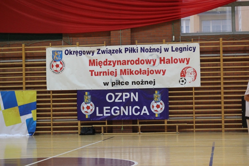 Dwadzieścia cztery zespoły rywalizują w turnieju mikołajkowym
