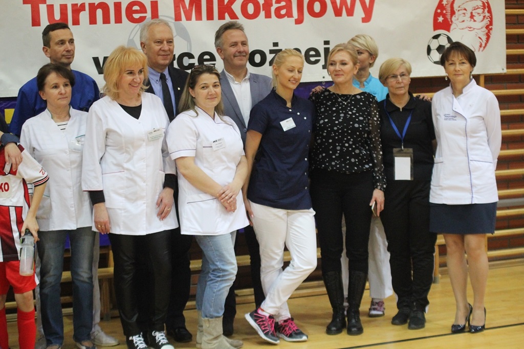 Dwadzieścia cztery zespoły rywalizują w turnieju mikołajkowym