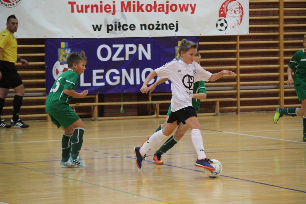 Dwadzieścia cztery zespoły rywalizują w turnieju mikołajkowym