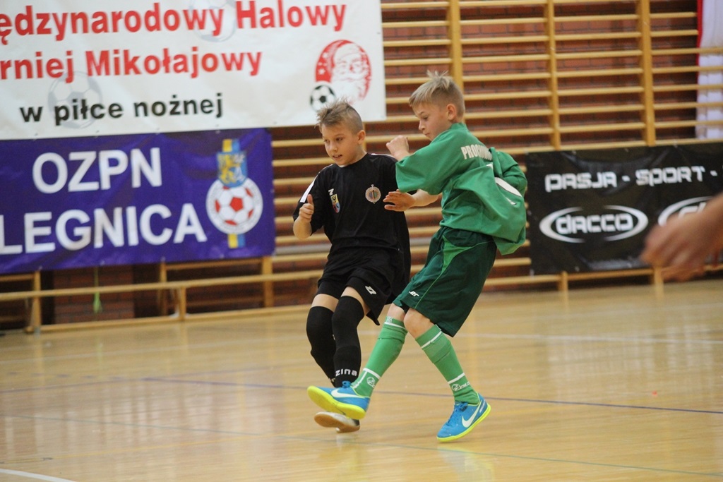 Dwadzieścia cztery zespoły rywalizują w turnieju mikołajkowym