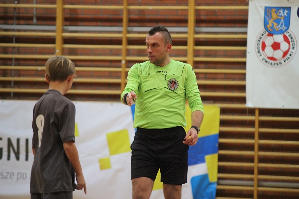Dwadzieścia cztery zespoły rywalizują w turnieju mikołajkowym