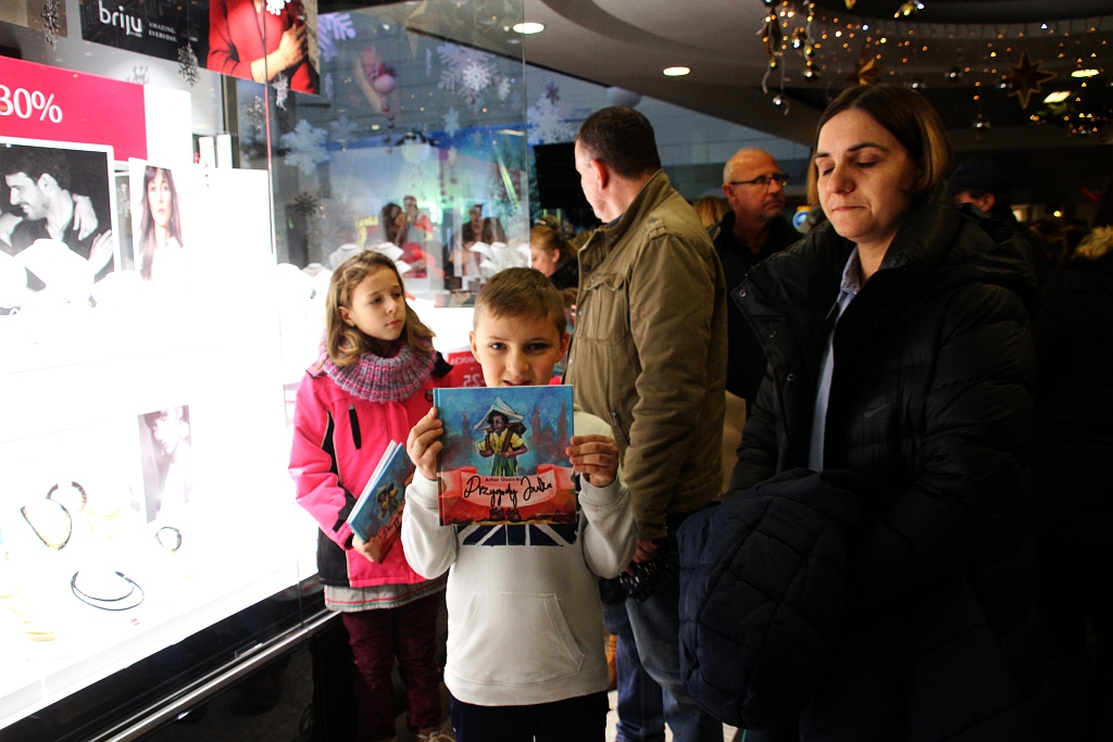 W Galerii Piastów Mikołajki i promocja książki Przygody Julka