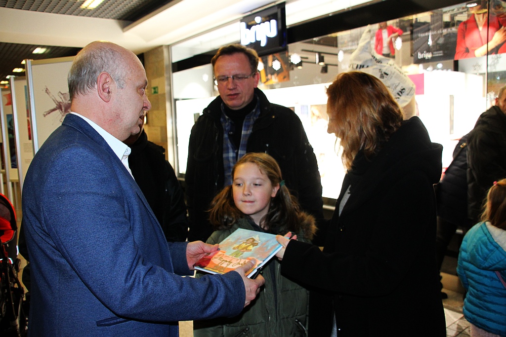 W Galerii Piastów Mikołajki i promocja książki Przygody Julka