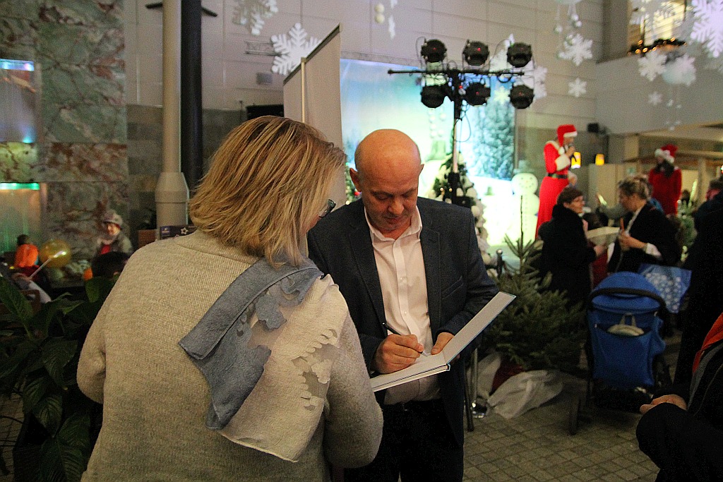 W Galerii Piastów Mikołajki i promocja książki Przygody Julka