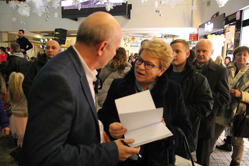 W Galerii Piastów Mikołajki i promocja książki Przygody Julka