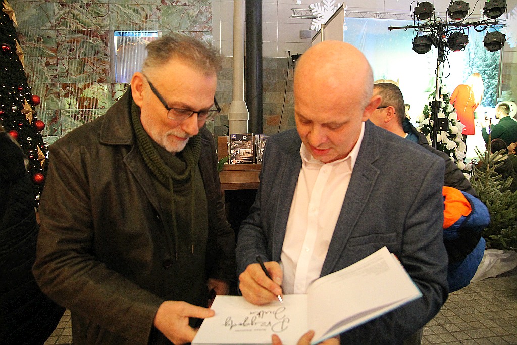W Galerii Piastów Mikołajki i promocja książki Przygody Julka