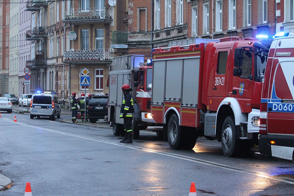 Feralny wtorkowy poranek na ulicy Hutników: wypadek i kolizja