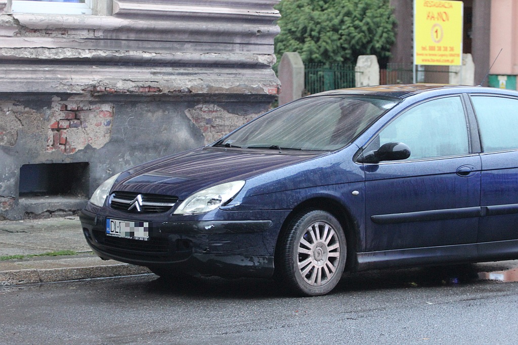 Feralny wtorkowy poranek na ulicy Hutników: wypadek i kolizja
