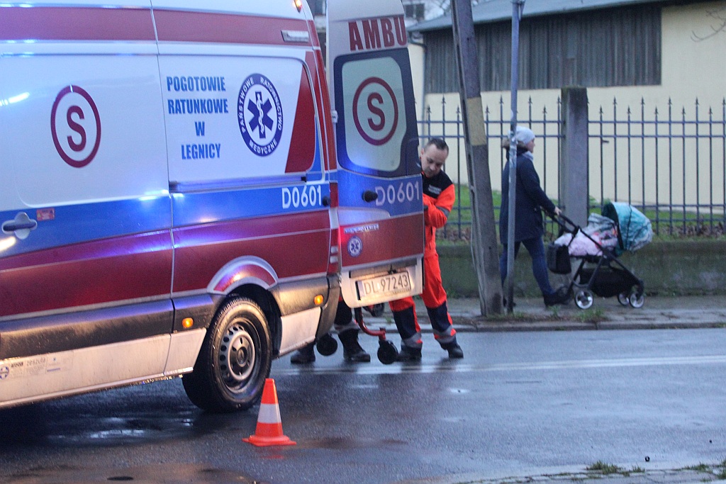 Feralny wtorkowy poranek na ulicy Hutników: wypadek i kolizja