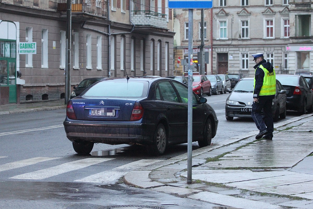 Feralny wtorkowy poranek na ulicy Hutników: wypadek i kolizja
