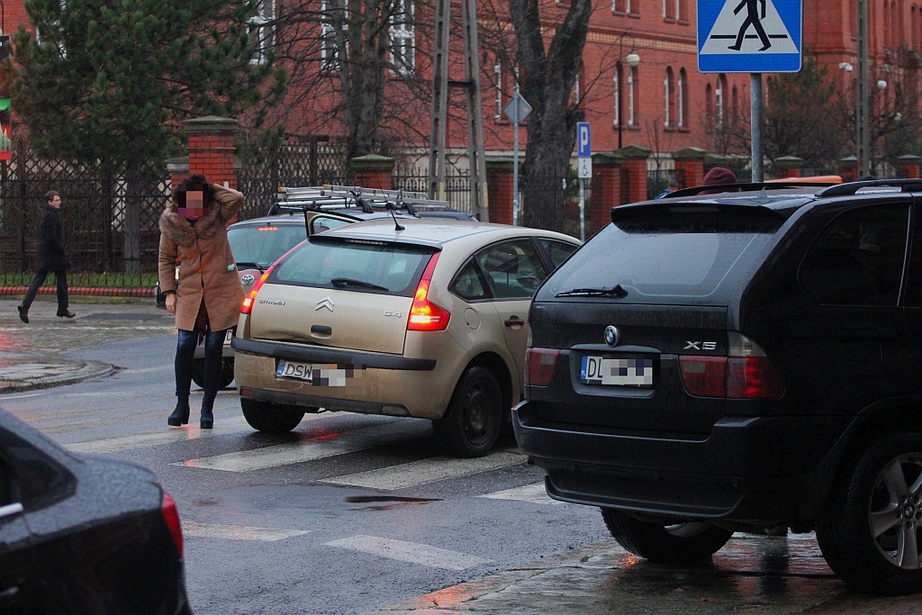 Feralny wtorkowy poranek na ulicy Hutników: wypadek i kolizja