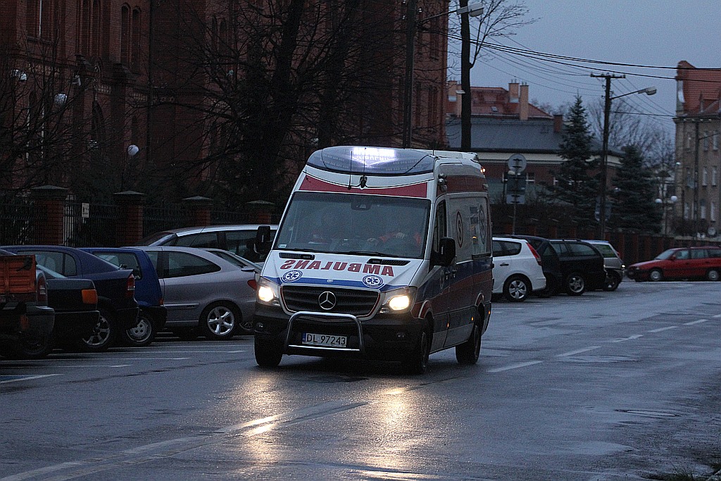 Feralny wtorkowy poranek na ulicy Hutników: wypadek i kolizja