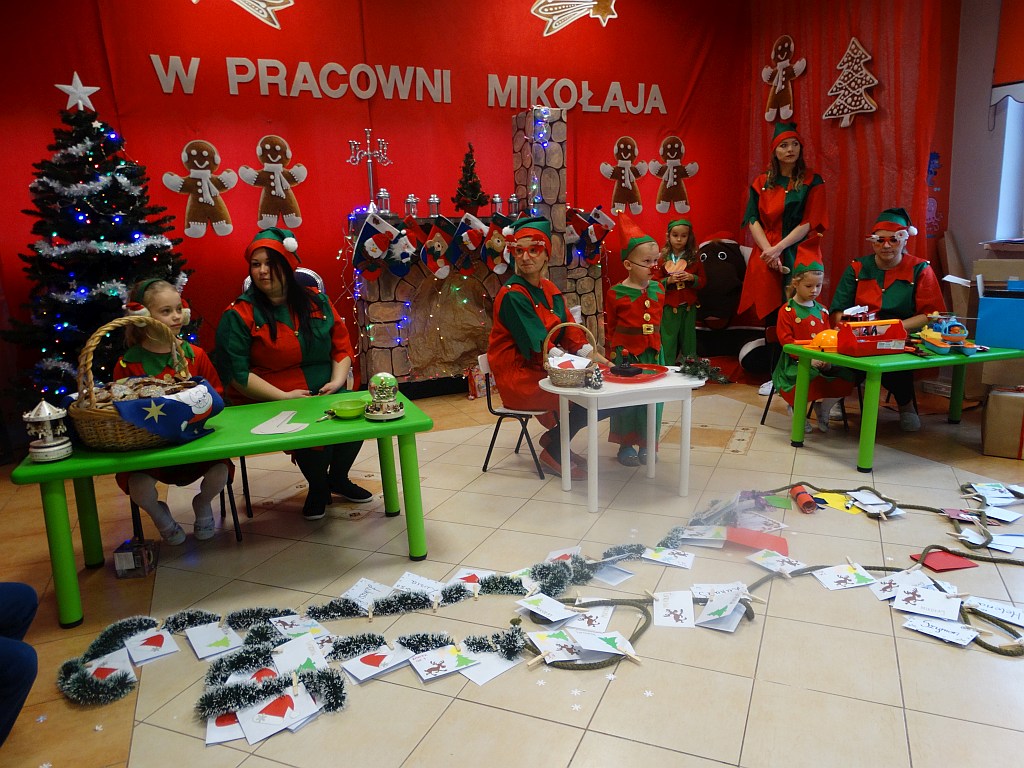 Dzieci ze Źródełka w Pracowni Mikołajów