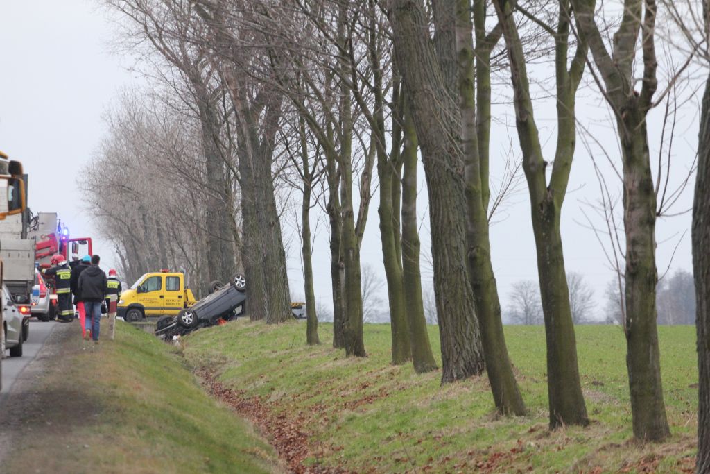 Kierowca BMW dachował w rowie w pobliżu legnickiej huty