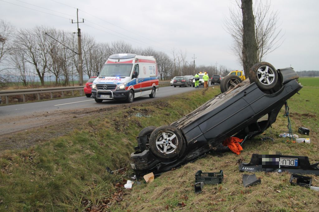 Kierowca BMW dachował w rowie w pobliżu legnickiej huty