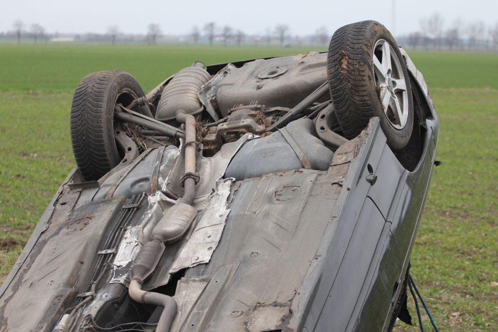 Kierowca BMW dachował w rowie w pobliżu legnickiej huty