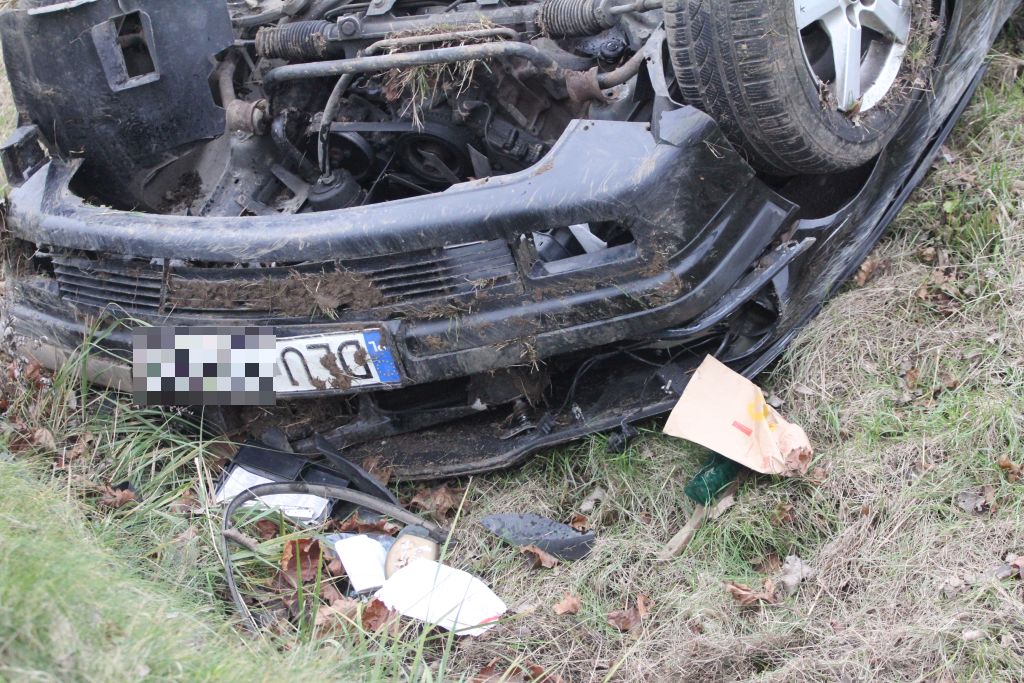 Kierowca BMW dachował w rowie w pobliżu legnickiej huty