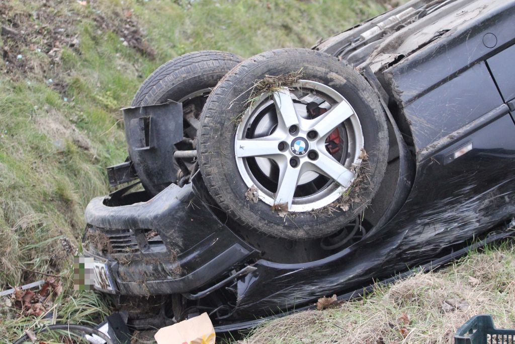 Kierowca BMW dachował w rowie w pobliżu legnickiej huty
