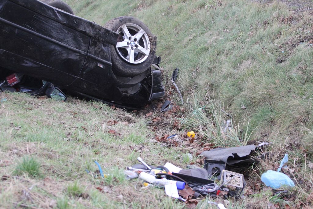 Kierowca BMW dachował w rowie w pobliżu legnickiej huty
