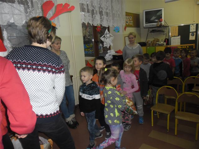 Mikołajkowe czytanie dzieciom w Szkole Podstawowej nr 1