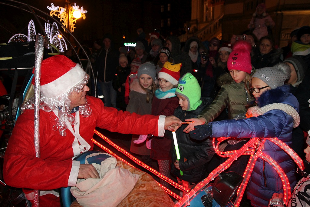 Iluminacje w mieście rozbłysły to znak, że święta już blisko