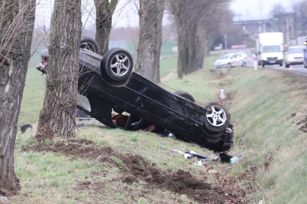 Kierowca BMW dachował w rowie w pobliżu legnickiej huty