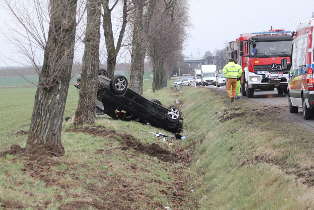 Kierowca BMW dachował w rowie w pobliżu legnickiej huty