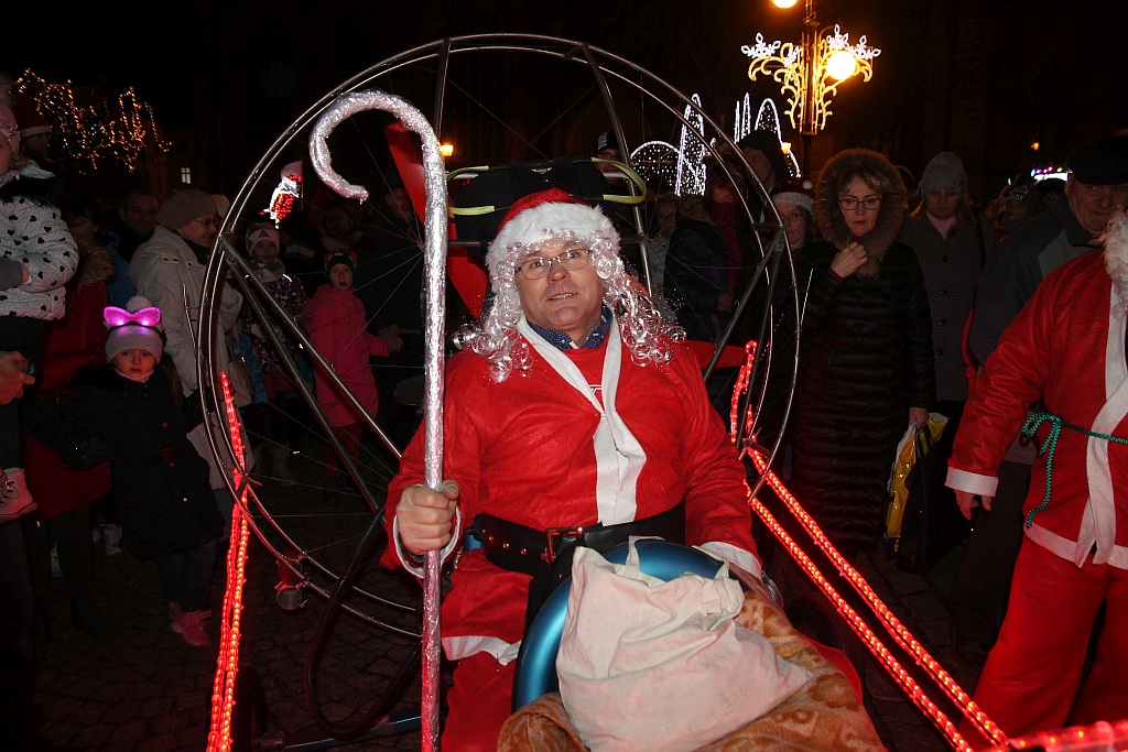 Iluminacje w mieście rozbłysły to znak, że święta już blisko