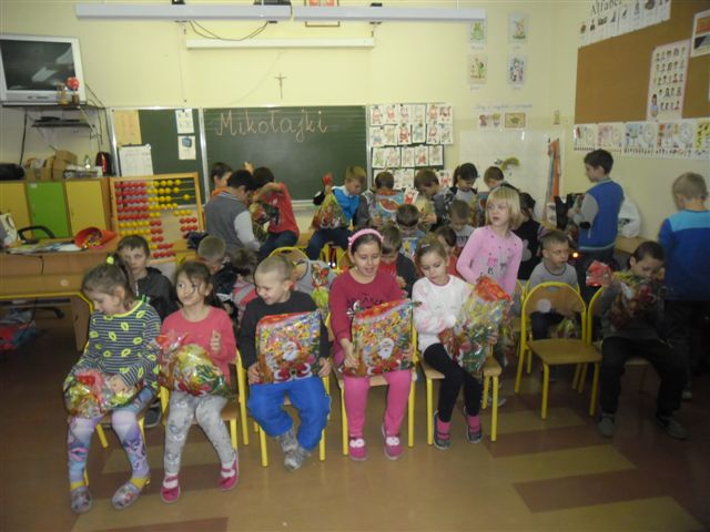 Mikołajkowe czytanie dzieciom w Szkole Podstawowej nr 1