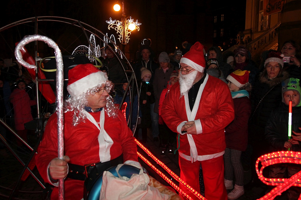 Iluminacje w mieście rozbłysły to znak, że święta już blisko