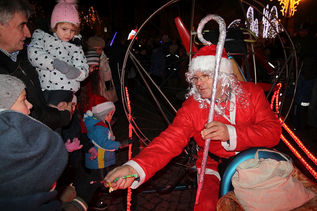 Iluminacje w mieście rozbłysły to znak, że święta już blisko