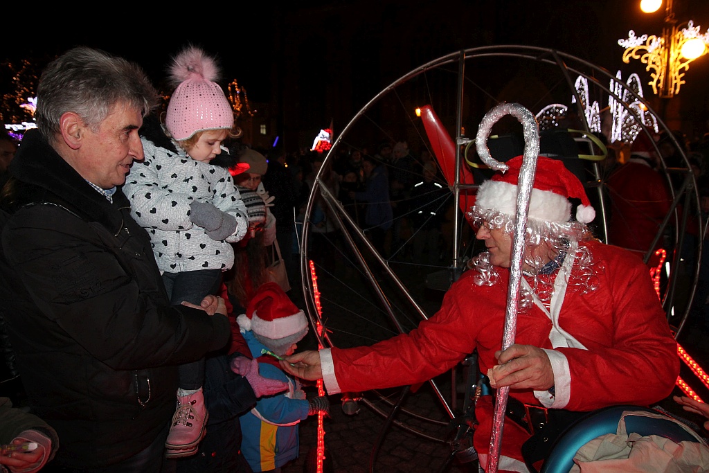 Iluminacje w mieście rozbłysły to znak, że święta już blisko