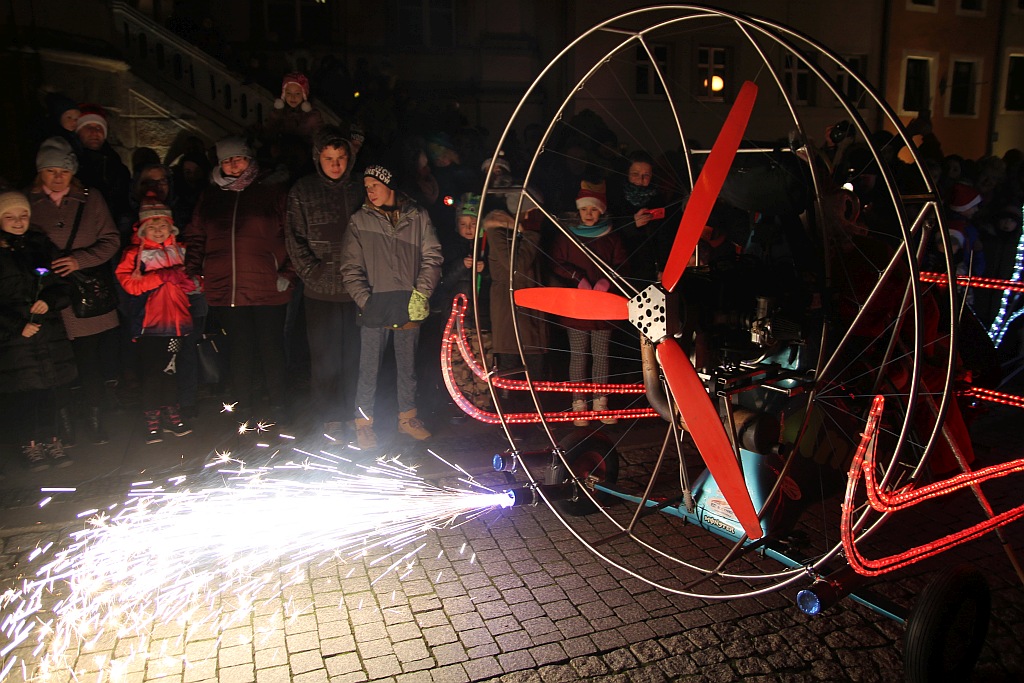 Iluminacje w mieście rozbłysły to znak, że święta już blisko