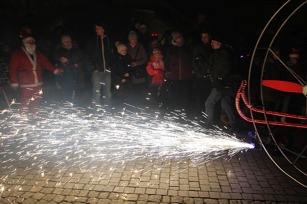 Iluminacje w mieście rozbłysły to znak, że święta już blisko