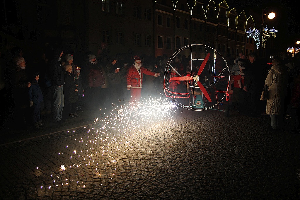 Iluminacje w mieście rozbłysły to znak, że święta już blisko
