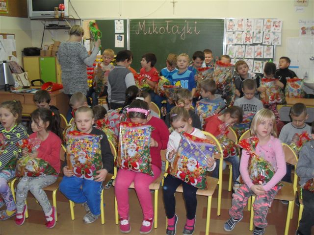 Mikołajkowe czytanie dzieciom w Szkole Podstawowej nr 1